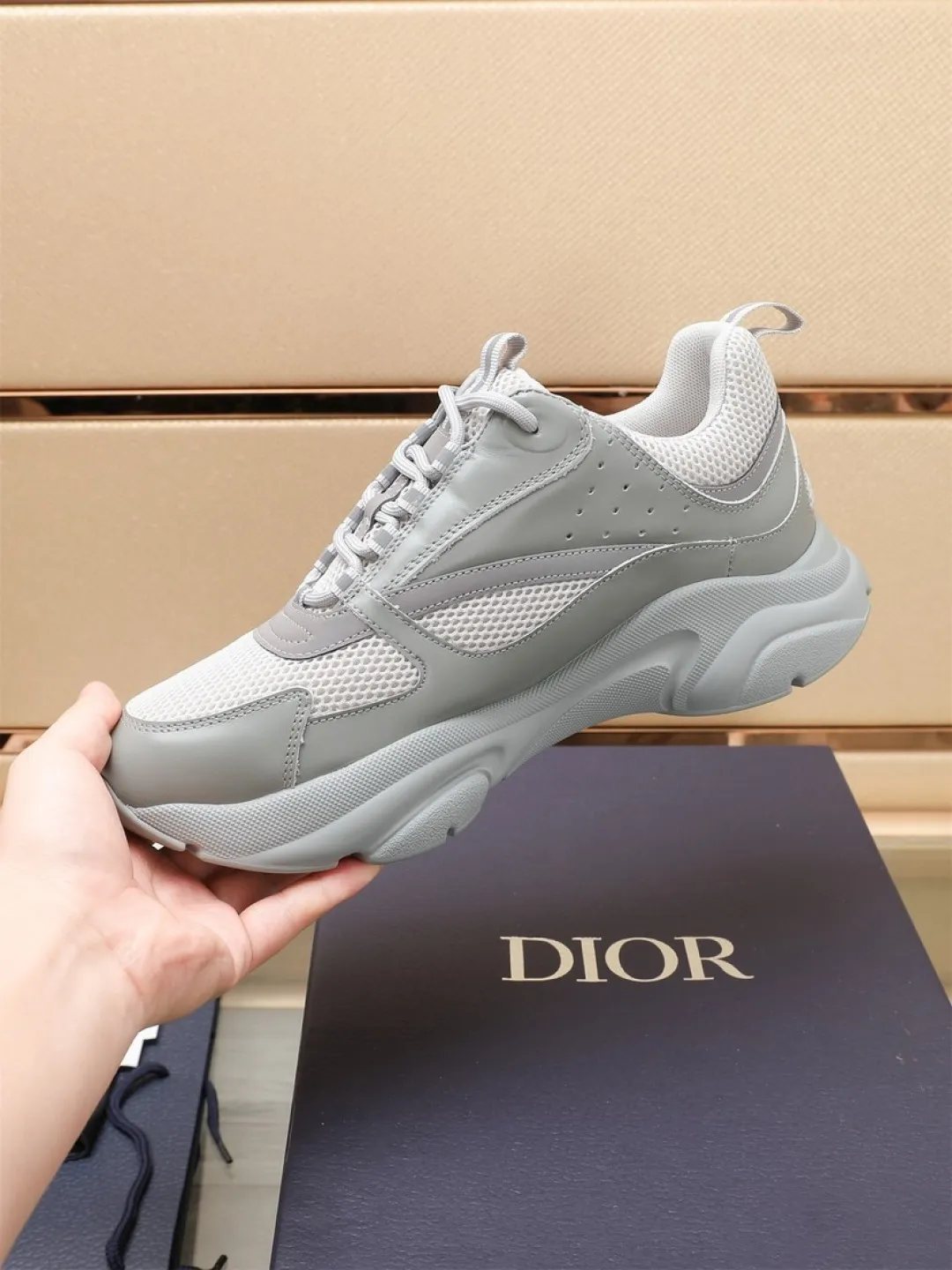 Men's shoes 💰P460💰【Dior】Dior✨ is online at the same time👏 This casual sneaker is a new product in the series and continues Di*r's classic style. The upper is made of original mesh and cow leather, with a two-color textured outsole, and the brand's iconic details on the rear collar and heel to enhance the style. Fashionable and versatile. Wear it with jeans or slacks for a casual look. Size: 38-44 (45 customized)